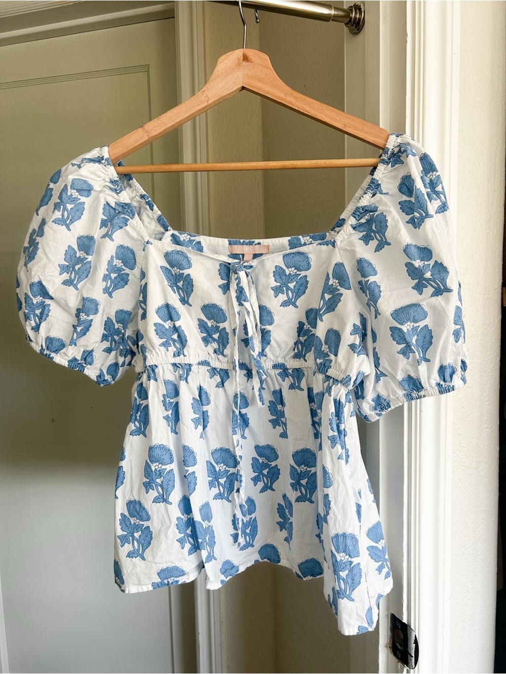 NWOT 100% Cotton White Puff-Sleeve Peasant Top with Blue Floral Print